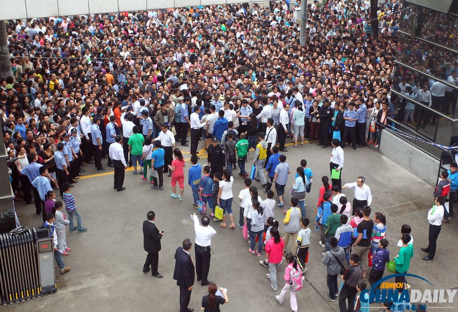 西安“小升初”測評 家長接送圍滿校門