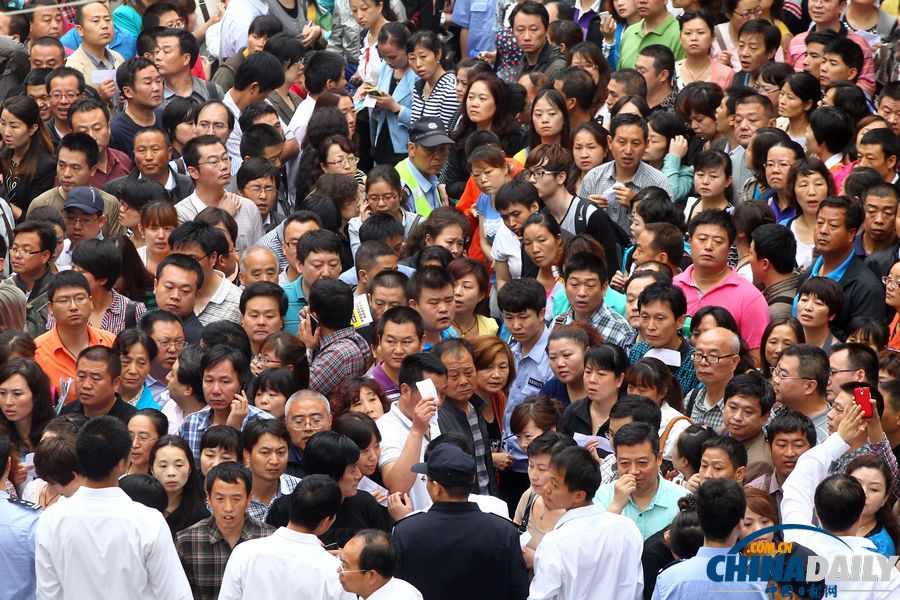 西安“小升初”測(cè)評(píng) 家長(zhǎng)接送圍滿校門(mén)