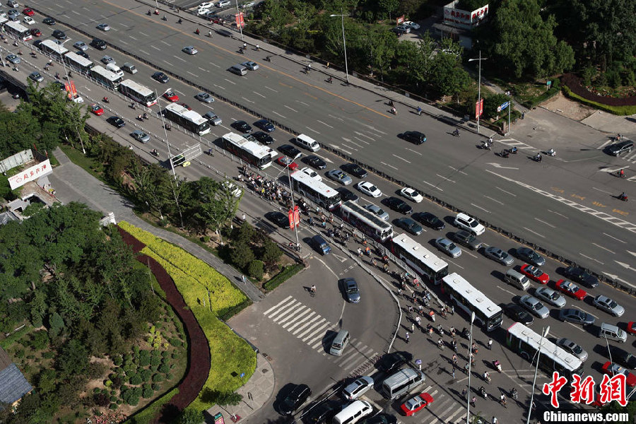 直擊太原堵車(chē)：公交車(chē)變“火車(chē)”