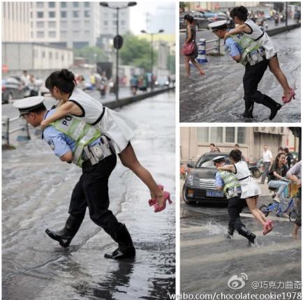 交警背妹子過積水路面走紅 笑稱回家跪搓衣板(圖)