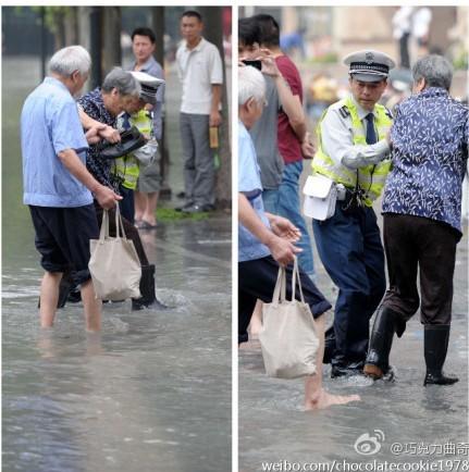 交警背妹子過積水路面走紅 笑稱回家跪搓衣板(圖)