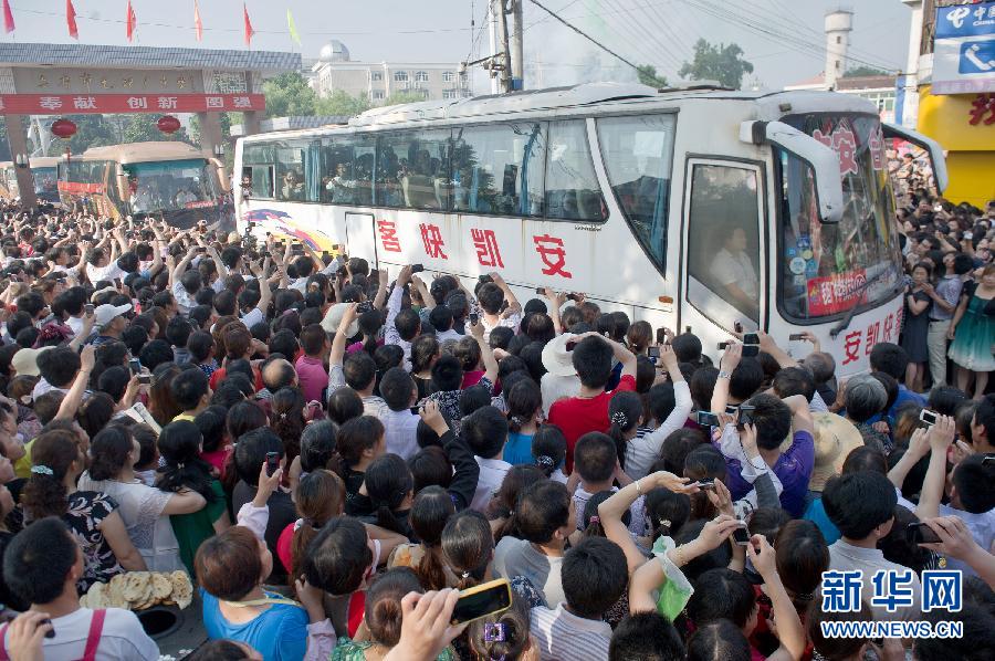 高考，我們來(lái)了！全國(guó)各地考生迎高考
