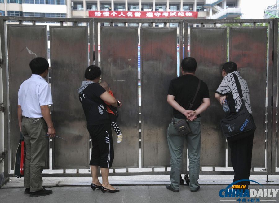 特刊：中國(guó)日?qǐng)?bào)聚焦全國(guó)高考第一日