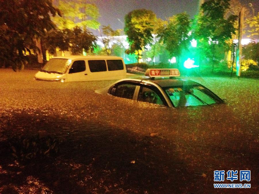 南寧突遭強(qiáng)雷雨襲擊 多處人員、車(chē)輛被困