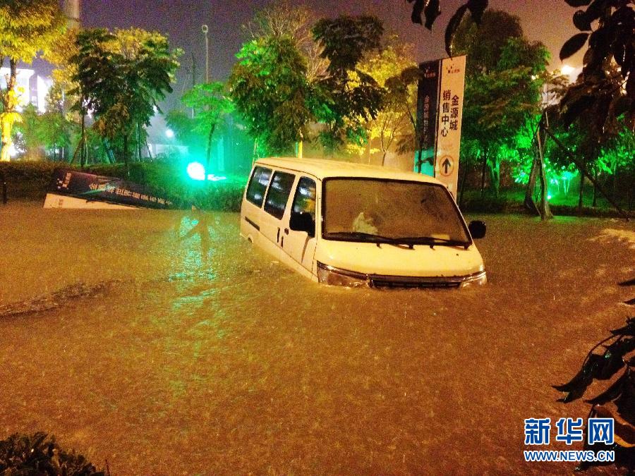 南寧突遭強雷雨襲擊 多處人員、車輛被困