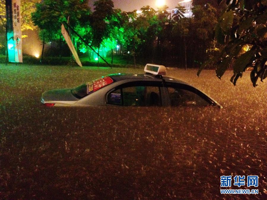 南寧突遭強雷雨襲擊 多處人員、車輛被困