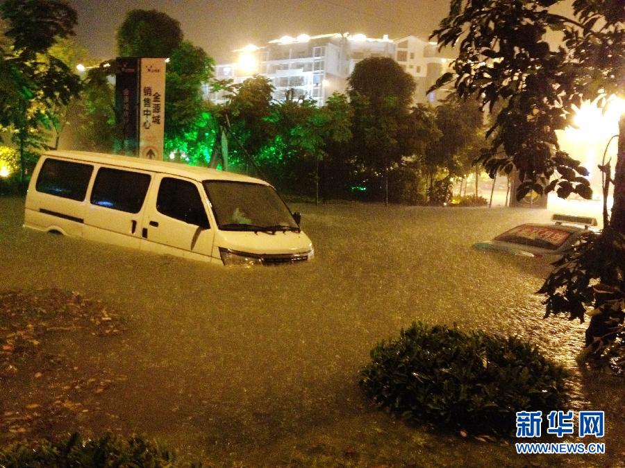 南寧突遭強雷雨襲擊 多處人員、車輛被困