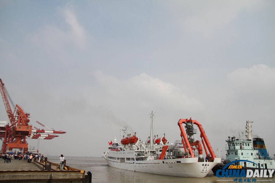 “蛟龍”號起航執(zhí)行首個試驗性應(yīng)用航次