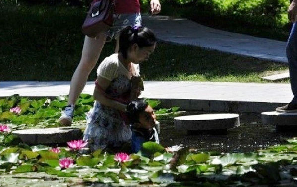 網友拍下女大學生跳水救人全程