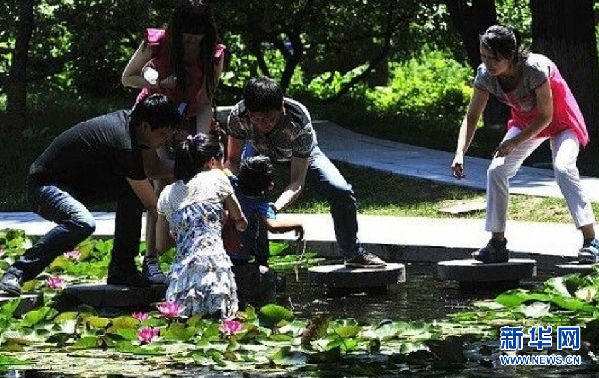 網(wǎng)友拍下女大學(xué)生跳水救人全程