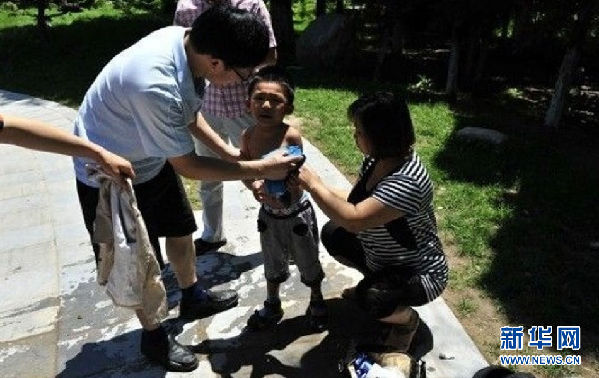 網友拍下女大學生跳水救人全程