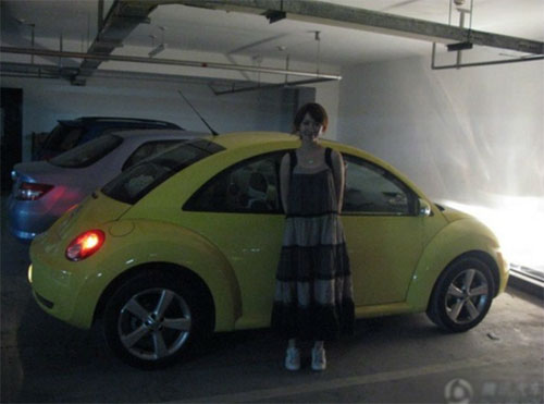 北大校花學(xué)歷造假遭圍觀 豪車生活照曝光(圖)