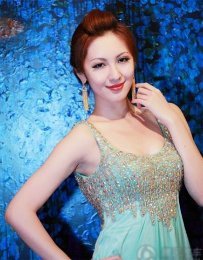 北大校花學歷造假遭圍觀 豪車生活照曝光(圖)