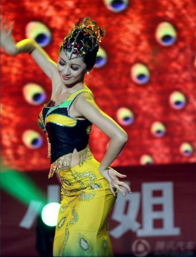 北大校花學(xué)歷造假遭圍觀 豪車生活照曝光(圖)