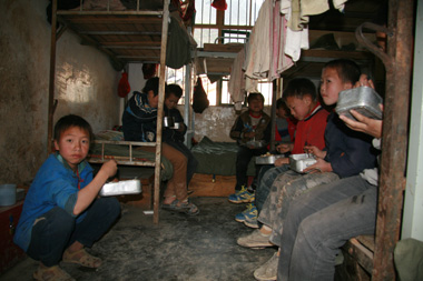 四千萬(wàn)貧困兒童困境調(diào)查：一天兩頓飯 干糧是午餐