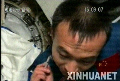 圖解航天員太空休閑生活：翻跟頭看風(fēng)景騎自行車