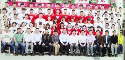 學校為節省時間將校領導PS到畢業照 引學生不滿