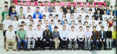 學校為節省時間將校領導PS到畢業照 引學生不滿