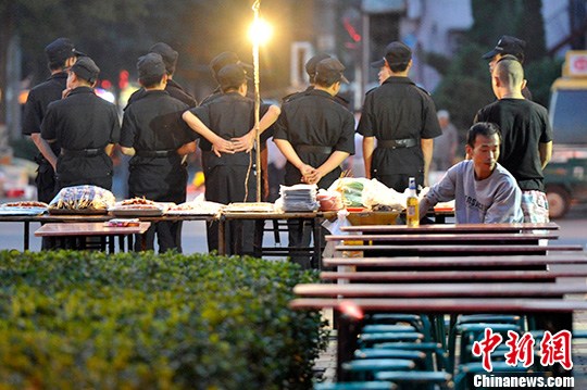 從暴踩商戶到臥底體驗 “城管困局”如何破解?