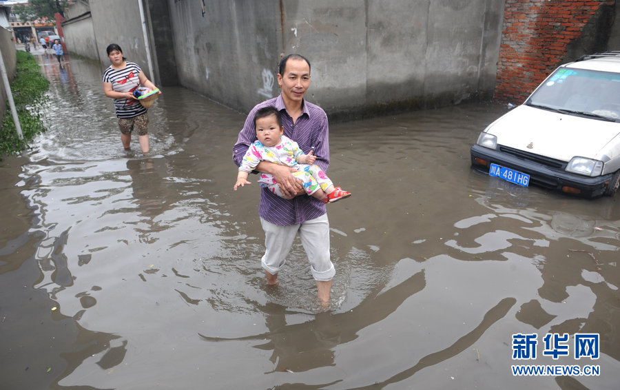 成都暴雨內城“看海”居民困