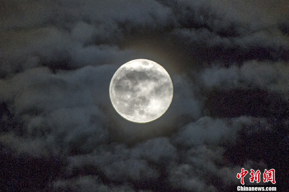 “超級(jí)月亮”現(xiàn)身福州天空