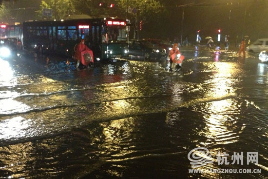 高清：杭州遭暴雨襲擊市區 開車如行船