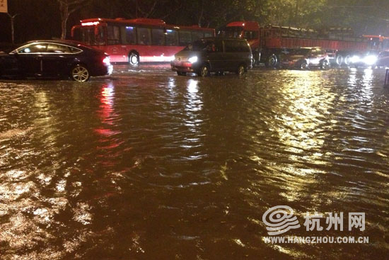 高清：杭州遭暴雨襲擊市區(qū) 開車如行船