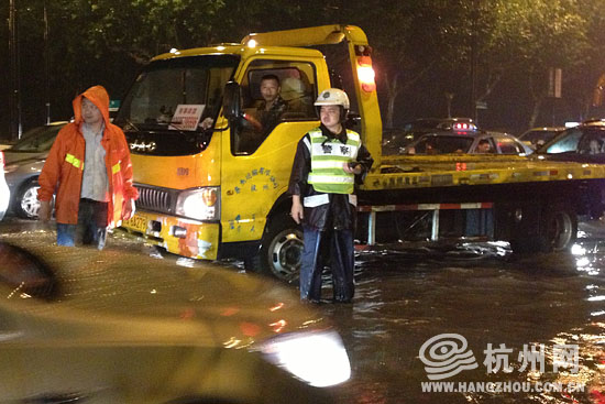 高清：杭州遭暴雨襲擊市區(qū) 開車如行船