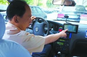 北京一的哥竟配5套叫車系統 趣稱車里像蟈蟈籠