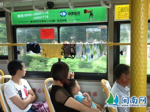 女子在公交車上晾衣服 網(wǎng)友直呼“奇葩”(圖)
