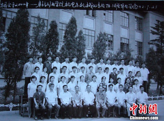 畢業群像：50后深情“送戰友” 90后別樣致青春