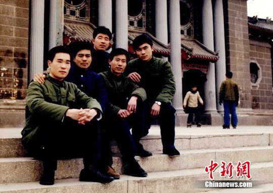 畢業群像：50后深情“送戰友” 90后別樣致青春