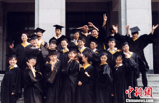 畢業群像：50后深情“送戰友” 90后別樣致青春