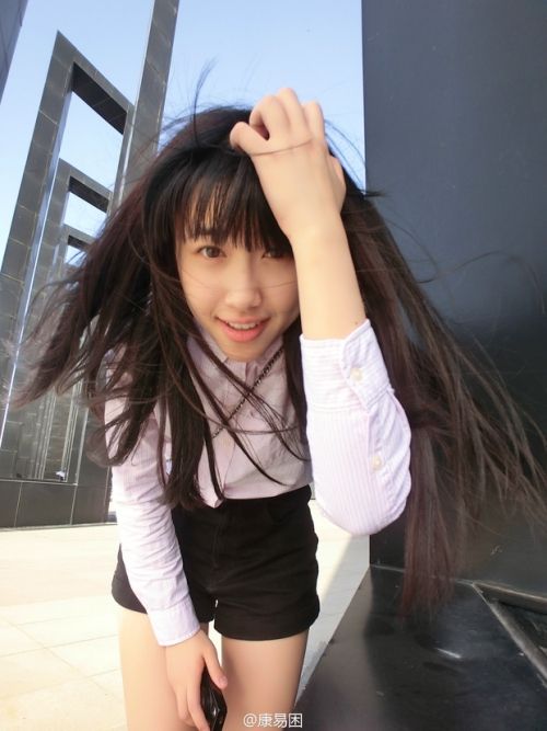 人大女神走紅 康逸琨私房照PK奶茶MM章澤天(圖)