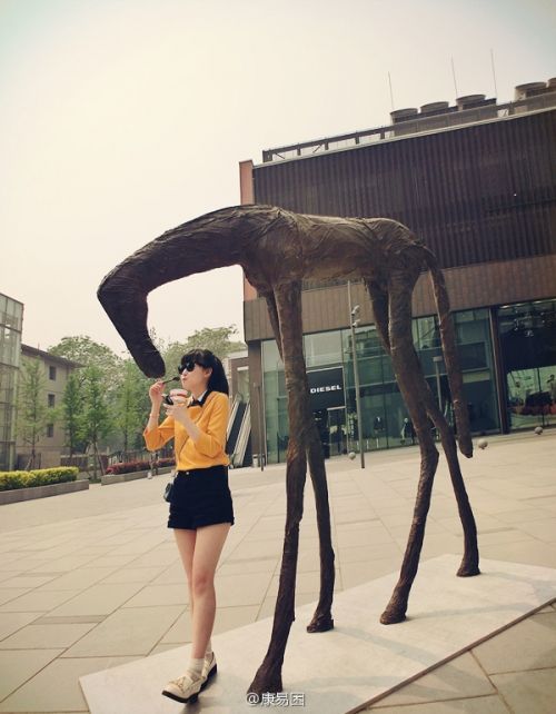 人大女神走紅 康逸琨私房照PK奶茶MM章澤天(圖)