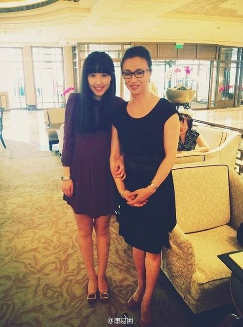 人大女神走紅 康逸琨私房照PK奶茶MM章澤天(圖)