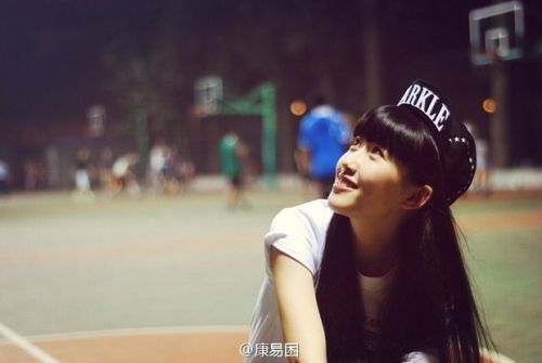 人大女神走紅 康逸琨私房照PK奶茶MM章澤天(圖)