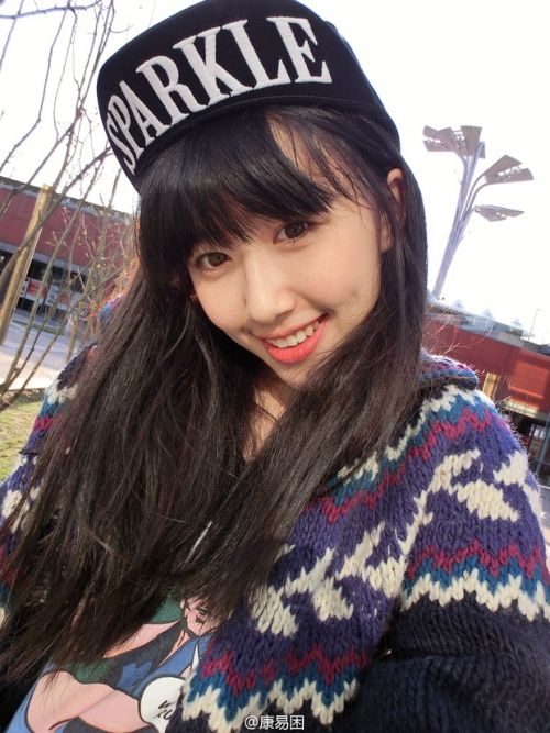 人大女神走紅 康逸琨私房照PK奶茶MM章澤天(圖)