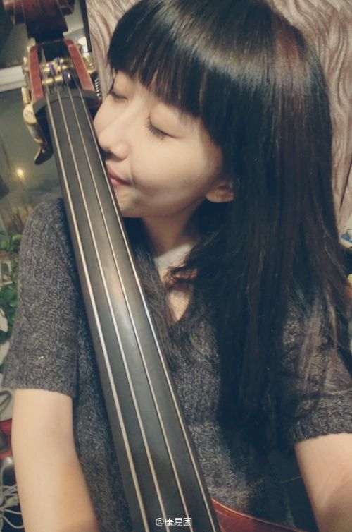 人大女神走紅 康逸琨私房照PK奶茶MM章澤天(圖)