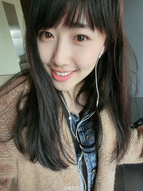 人大女神走紅 康逸琨私房照PK奶茶MM章澤天(圖)