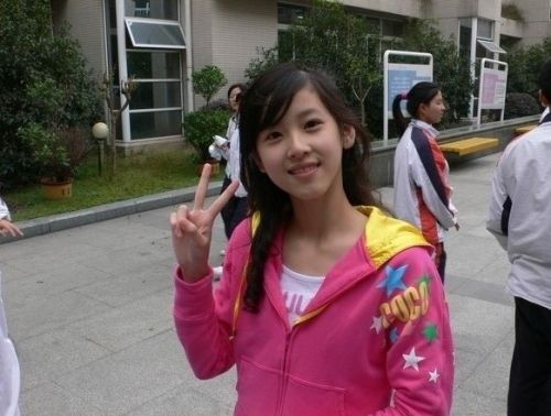 人大女神走紅 康逸琨私房照PK奶茶MM章澤天(圖)