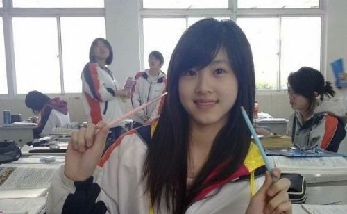 人大女神走紅 康逸琨私房照PK奶茶MM章澤天(圖)