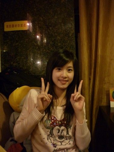 人大女神走紅 康逸琨私房照PK奶茶MM章澤天(圖)