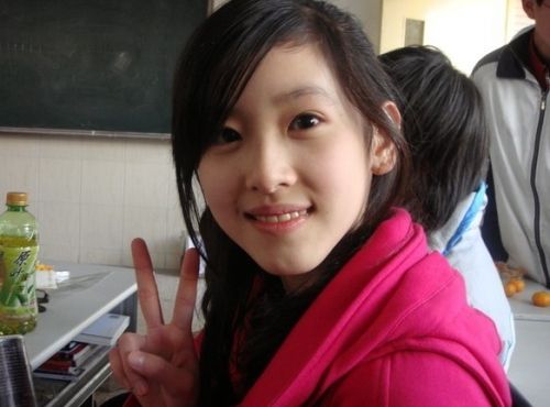 人大女神走紅 康逸琨私房照PK奶茶MM章澤天(圖)