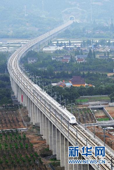 “最養(yǎng)眼”高鐵線路明日正式通車 人在畫中游(圖)