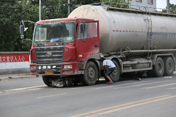 河南一被撞女子求司機(jī)別碾死她