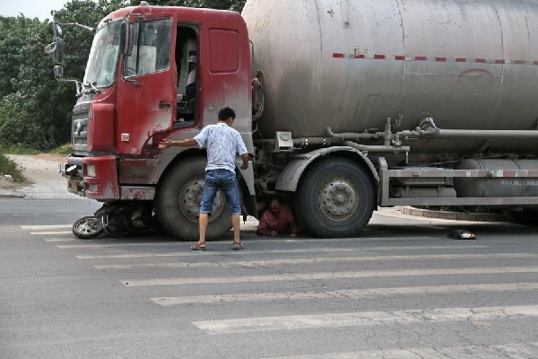河南一被撞女子求司機別碾死她