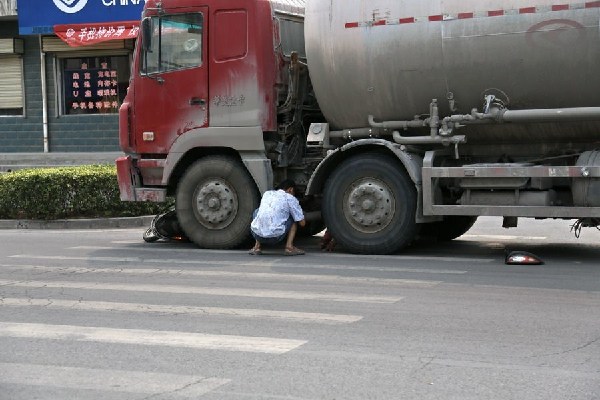 河南一被撞女子求司機(jī)別碾死她