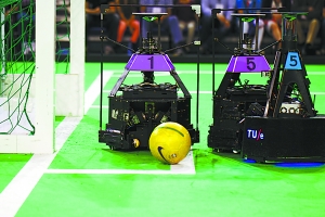 中國足球捧了世界杯——原來是機器人!(組圖)