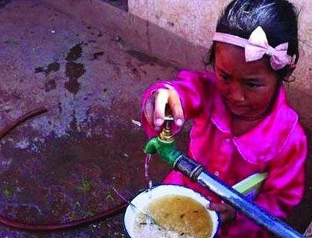 網(wǎng)曝云南小學(xué)生用江水泡飯 校長稱是生活習(xí)慣